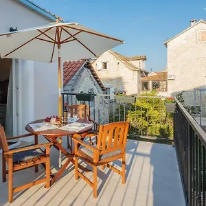 Apartment Zlatin Dvor - For 3, Terrace, Center, At 5-min, Bike Friendly